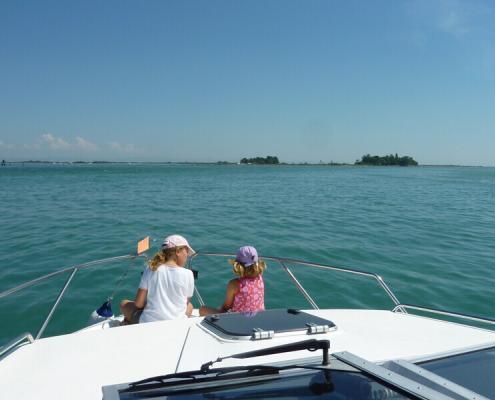 Boot fahren in der Lagune Grado Marano